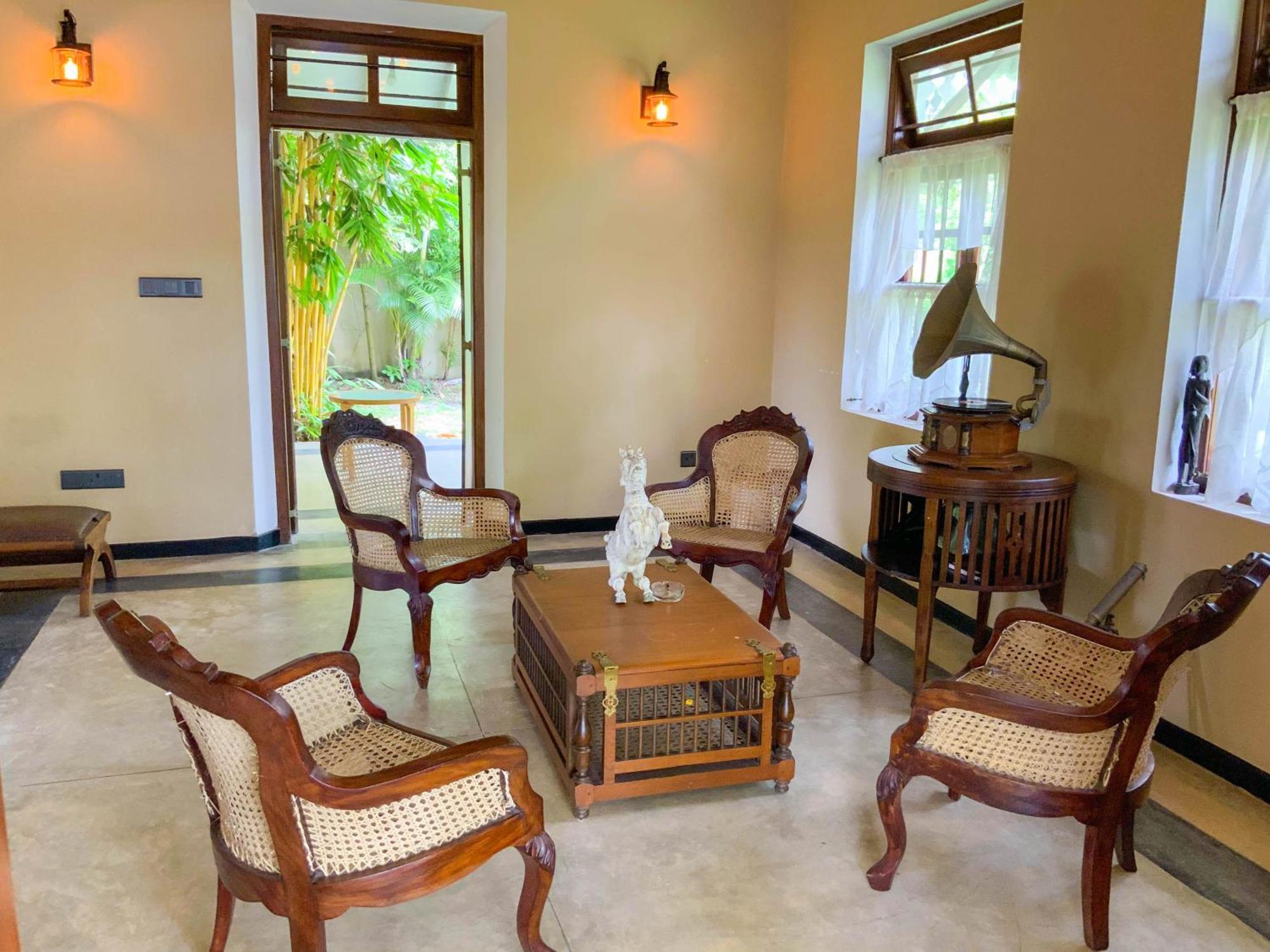 Headman House Antique Villa - A Seaside Royal Stay Аханґама Екстер'єр фото